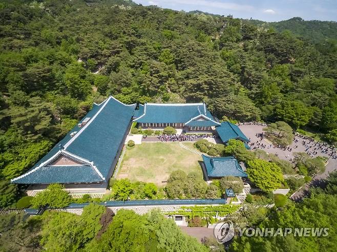 시민에게 활짝 열린 청와대 (서울=연합뉴스) 김도훈 기자 = 청와대 개방 후 첫 일요일인 15일 오후 청와대 관저의 모습. 2022.5.15 superdoo82@yna.co.kr