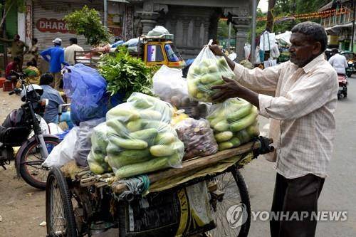 인도 하이데라바드에서 채소를 파는 상인.  [AFP 연합뉴스 자료사진. 재판매 및 DB 금지]