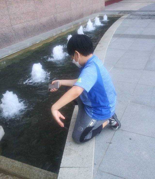 명준이(13·가명)가 분수대 앞에서 물이 솟아오르길 기다리고 있다. 게임중독에 빠져 있던 명준이는 최근 사회적 거리 두기가 해제된 이후 외부 활동을 늘리기 위해 노력중이다. 초록우산어린이단 제공.