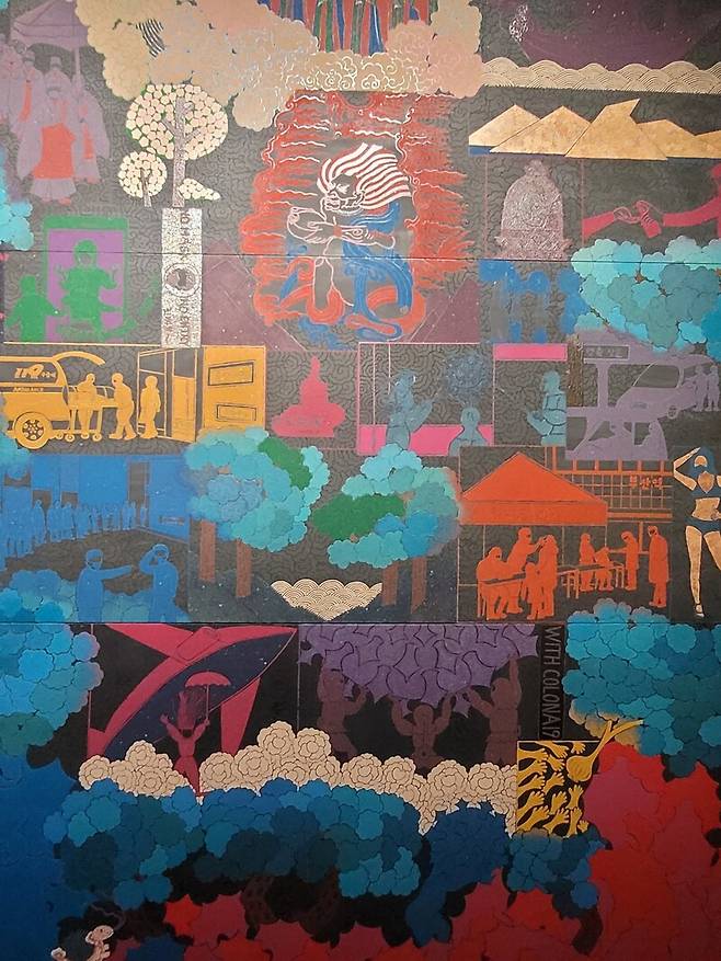 ‘생의 찬미’전 후반부에 나온 현대민화 작가 이영실씨의 신작인 <영축산 감로도>. 전통 불화 감로도를 구성하는 풍속도상에 팬데믹 시대의 사회상을 새롭게 해석해 넣었다.