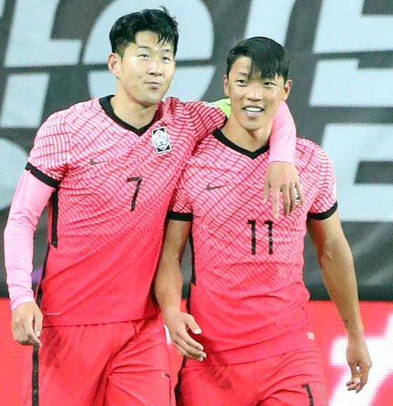 손흥민(왼쪽)은 황희찬에게 "건강하게 돌아오라"고 말했다. [연합뉴스]