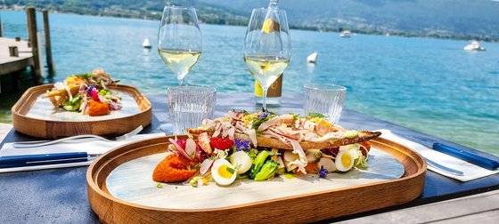 프랑스 알프스 빙하호인 안시 호숫가에서의 점심 식사.