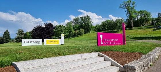 프랑스 에비앙 리조트 골프 코스의 1번홀. 매년 9월에 프랑스 유일의 LPGA 경기인 에비앙 챔피언십이 열린다.