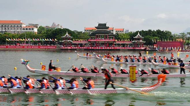 중국 단오의 풍습 중 하나인 용선 경주 모습