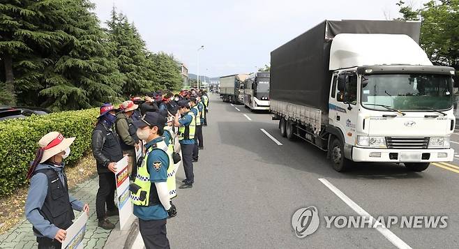 현대차 울산공장 앞에 모인 화물연대 조합원 (울산=연합뉴스) 김용태 기자 = 화물연대 총파업 이틀째인 8일 오후 현대자동차 울산공장 명촌정문 앞에서 화물연대 조합원들이 선전전을 벌이고 있다. 이날 현대차 울산공장을 오가는 화물연대 소속 납품 차량은 오후 2시부터 운송 거부에 들어갔다. 2022.6.8 yongtae@yna.co.kr