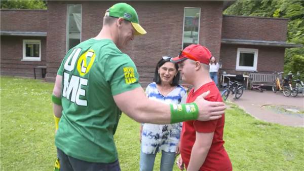 자신의 팬인 미샤(우측)에게 힘을 준 존 시나(좌측). 중앙은 미샤의 어머니 리아나. 사진｜WWE 공식 SNS