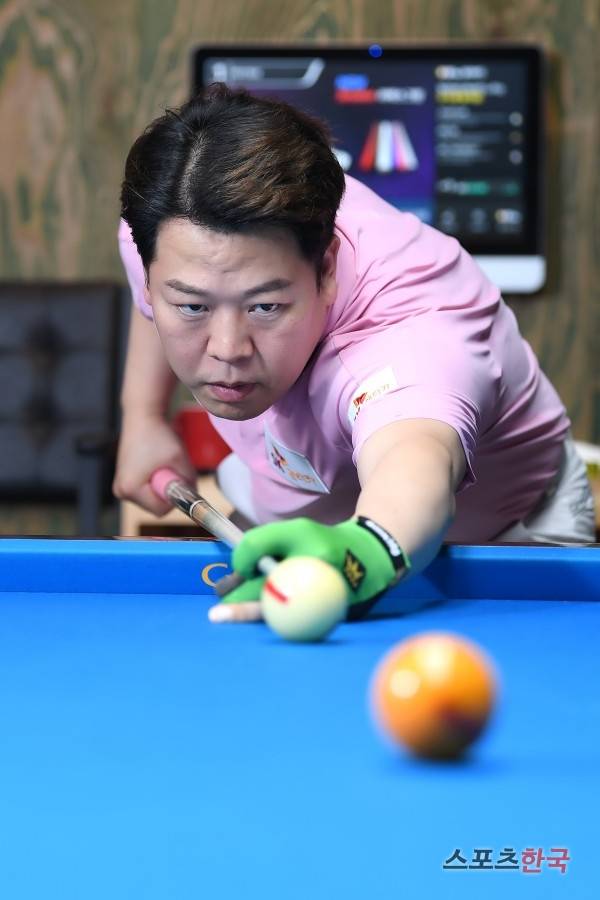 프로당구 선수 강동궁이 7일 자신의 개인연습실에서 스트로크 시범을 보이고 있다. ⓒ이혜영 기자 lhy@hankooki.com