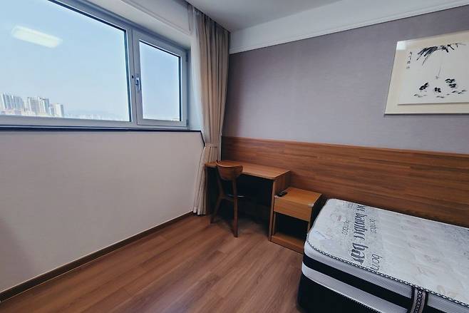 서울시가 지난 2020년 종로구 숭인동의 베니키아호텔을 개조해 만든 청년 임대주택 '영하우스'의 내부 모습. 허름한 모텔 방과 다를바 없어보이는 이곳 임대료는 보증금 5000만원에 월 50만원으로 책정됐다. 김현미 당시 국토교통부 장관은 "굉장히 반응이 좋다. 근사하다"고 주장했지만, 207가구 중에 180여가구가 입주 전 계약을 취소했다. /조선일보DB