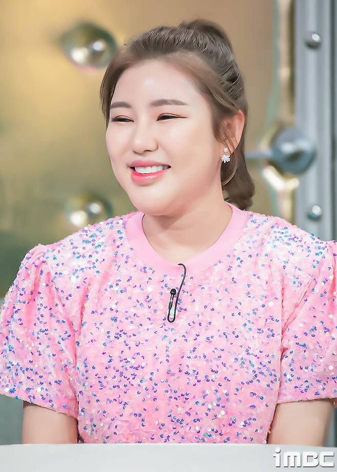 Singer Song Ga-in showed off his unique presence with Kim Moon-jung, Seo Yi-Sook, and Lee Hong-gi in Radio Star, Mr. Trot,radio star?weeklyWednesdayafternoontenpoemthirtyin minutesairbroadcastiMBC