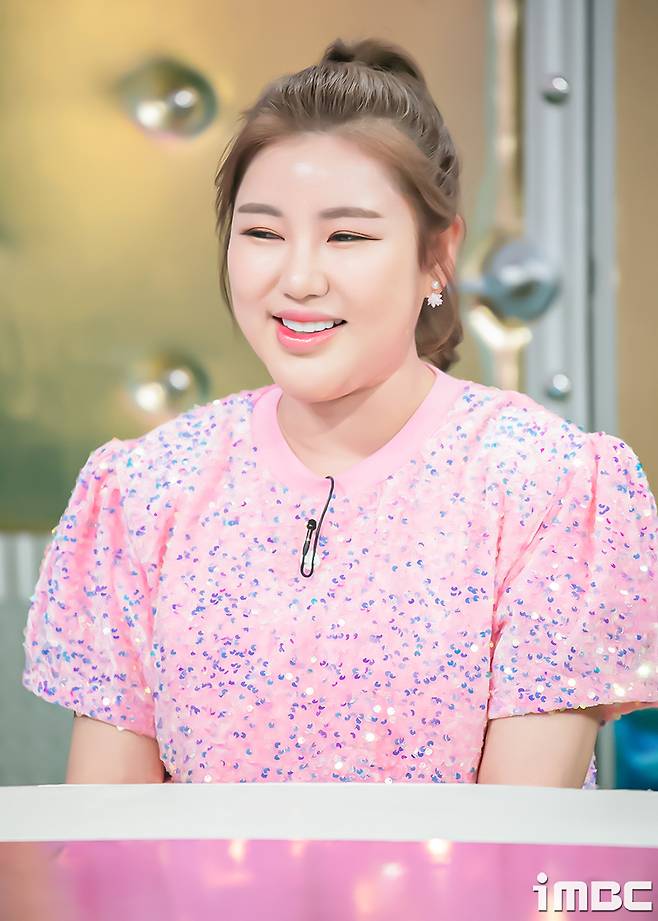 Singer Song Ga-in showed off his unique presence with Kim Moon-jung, Seo Yi-Sook, and Lee Hong-gi in Radio Star, Mr. Trot,radio star?weeklyWednesdayafternoontenpoemthirtyin minutesairbroadcastiMBC