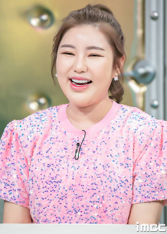 Singer Song Ga-in showed off his unique presence with Kim Moon-jung, Seo Yi-Sook, and Lee Hong-gi in Radio Star, Mr. Trot,radio star?weeklyWednesdayafternoontenpoemthirtyin minutesairbroadcastiMBC