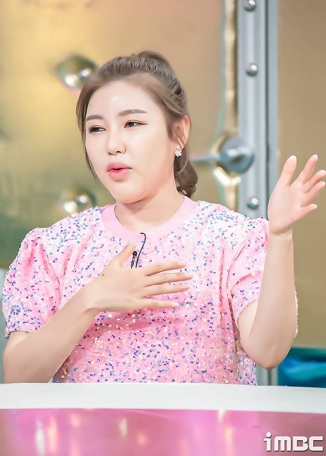 Singer Song Ga-in showed off his unique presence with Kim Moon-jung, Seo Yi-Sook, and Lee Hong-gi in Radio Star, Mr. Trot,radio star?weeklyWednesdayafternoontenpoemthirtyin minutesairbroadcastiMBC