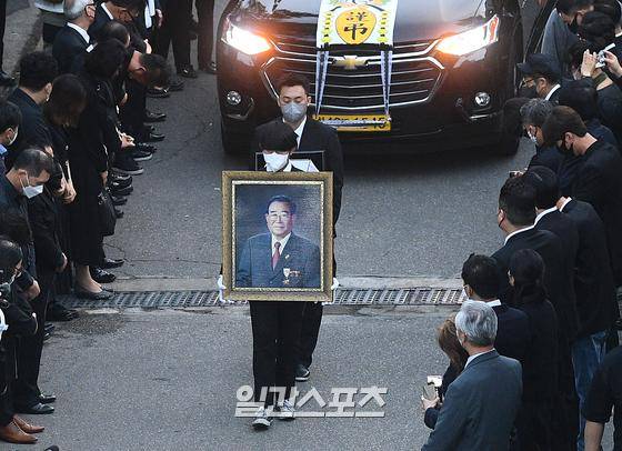 방송인 고 송해의 발인이 10일 오전 서울 종로구 서울대학교병원 장례식장에서 진행된 가운데 유가족과 관계자들이 마지막 인사를 하고 있다. 박찬우 기자 park.chanwoo@joongang.co.kr 2022.06.10