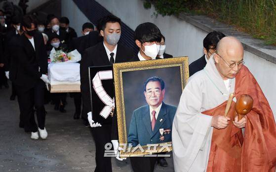 10일 오전 서울 종로구 서울대학교병원 장례식장에서 故 송해의 발인이 진행되고 있다. 장지는 대구 달성군 송해공원으로, 고인은 2018년 세상을 먼저 떠난 부인 석옥이씨 곁에 안장될 예정이다. 박찬우 기자 park.chanwoo@joongang.co.kr 2022.06.10