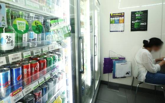 민주노총 화물연대 파업으로 편의점 업계가 소주 물량을 제때 확보하지 못해 비상이 걸렸다. 사진은 서울 시내 한 편의점에 진열된 소주. 연합뉴스