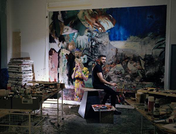 베를린의 작업실에서 `Pie Fight Interior 12`를 그리고 있는 아드리안 게니. 해당 작품은 5월 26일 크리스티홍콩에서 약 128억원에 팔리며 경매 기록을 세웠다. [사진 출처 = Oliver Mark]