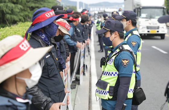 (울산=뉴스1) 조민주 기자 = 화물연대 총파업 이틀째인 8일 울산시 북구 현대자동차 명촌정문 앞에서 화물연대 울산본부 소속 조합원들이 경찰과 대치하고 있다. 2022.6.8/뉴스1