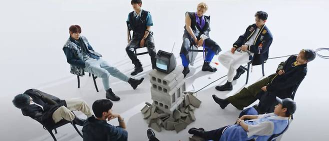 지난해 한복 세계화 물결 사업에 참여한 그룹 브레이브걸스(위)와 다크비(아래). (사진=한복진흥센터 유튜브 캡쳐)