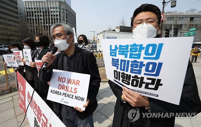 시민단체들, 한반도 군사적 긴장 완화 촉구 (서울=연합뉴스) 김도훈 기자 = 5일 서울 광화문 인근에서 6·15 공동선언실천 남측위원회, 시민평화포럼 등 시민단체 회원들이 한미연합군사연습 중단을 촉구하는 기자회견을 하고 있다.
    이들은 기자회견을 통해 4월 중순 한미연합군사연습을 중단 및 한반도 군사적 긴장 완화를 촉구하며 356개 한국·미국 및 국제 시민사회단체의 공동 성명을 발표했다. 2022.4.5 superdoo82@yna.co.kr