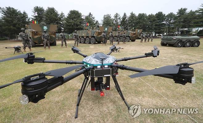 아미 타이거 시범여단 전투단 선포식 (서울=연합뉴스) 10일 경기 양주시 25사단 사령부 일대에서 열린 아미 타이거 시범여단 전투단 선포식에서 장병들이 공격 드론을 선보이고 있다. 2022.6.10 [사진공동취재단] photo@yna.co.kr