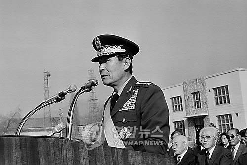 이희성 육군 대장 전역식 육군본부 연병장에서 주영복 국방부 장관 등 군고위층과 내외귀빈이 참석한 가운데 거행된 육군참모총장 이.취임식 겸 이희성 육군 대장의 전역식에서 이임 전역하는 이희성 육군 대장이 퇴임사를 하고 있다. 1981.12.16 [연합뉴스 자료사진]