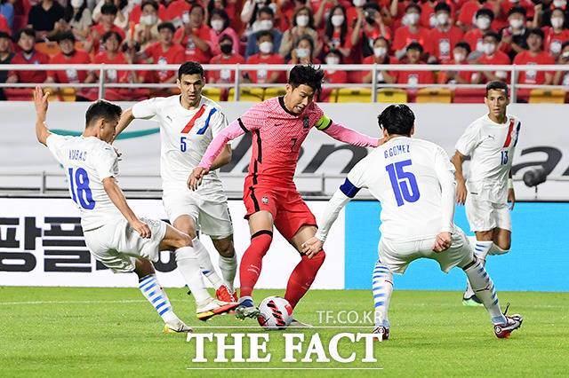 'EPL 득점왕'이자 대한민국 에이스 손흥민을 막는 파라과이 선수들.