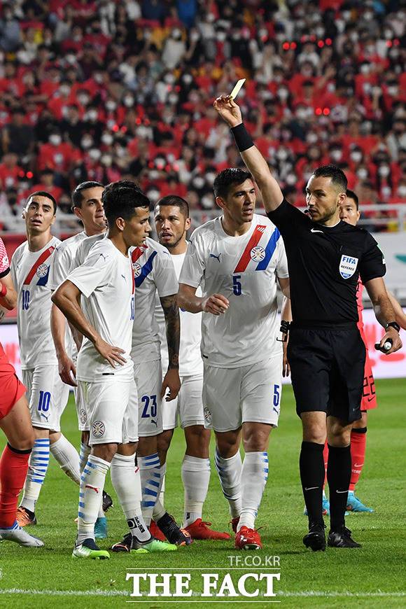 파라과이의 잦은 반칙에 결국 경고.