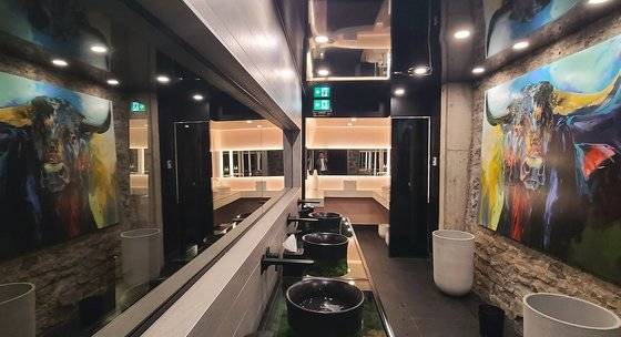 캐나다 동부 퀘벡의 한 고급 레스토랑 화장실. 갤러리처럼 화려하게 꾸몄는데 공용 화장실이다. 손민호 기자