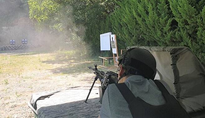 기자가 지난 2일 부산 SNT 모티브 사격장에서 K15 기관총을 사격하고 있다. 박수찬 기자