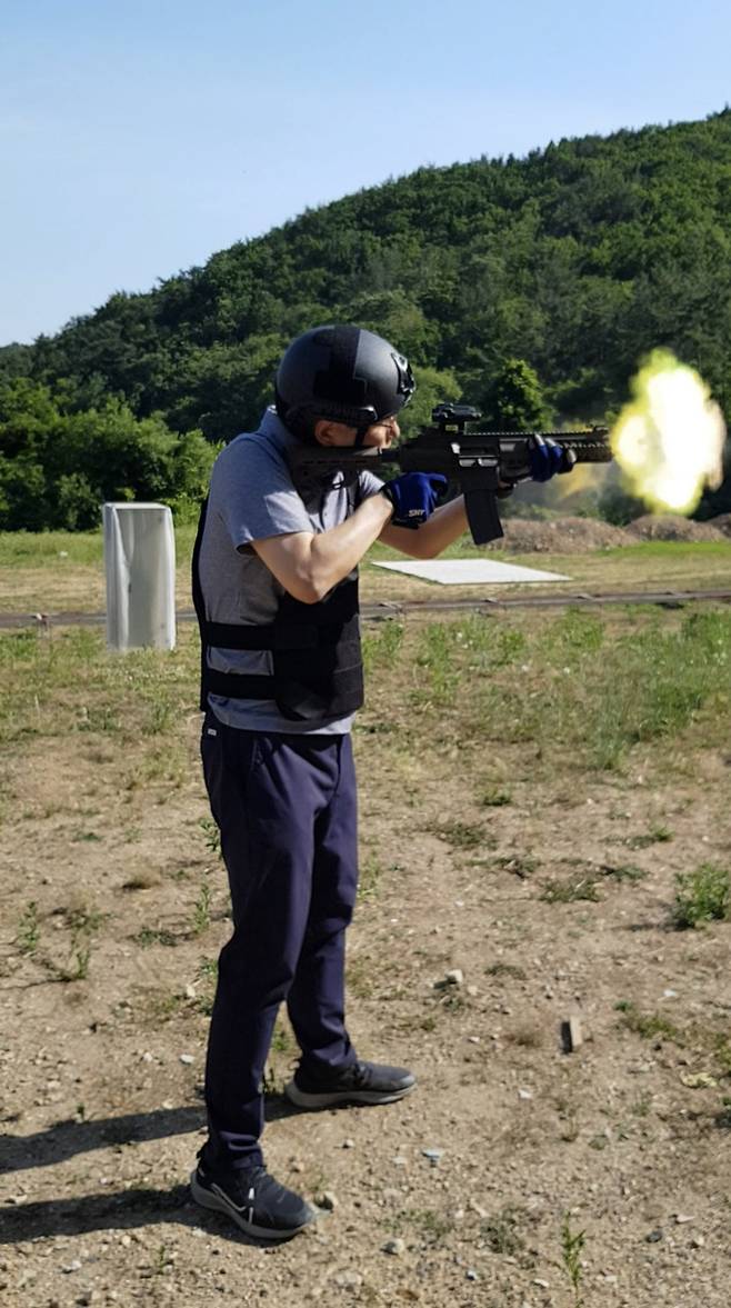 기자가 지난 2일 부산 SNT 모티브 사격장에서 STC16 특수작전용 소총을 쏘고 있다. 박수찬 기자