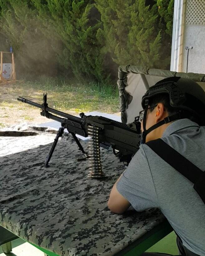 기자가 지난 2일 부산 SNT 모티브 사격장에서 K16 기관총을 사격하고 있다. 박수찬 기자