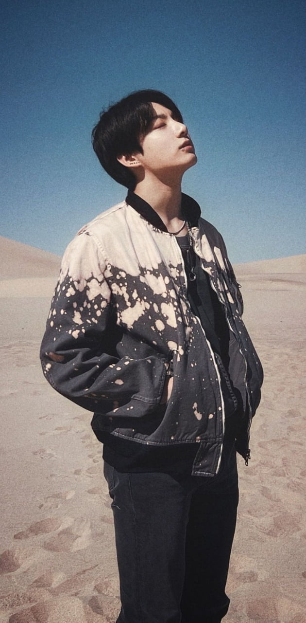 BTS (BTS) Jungkook was fascinated by his fascinating figure on the desert.On the 11th, Jungkook communicated with his fans by uploading a new post containing dead emotion through his Instagram.In this post, Jungkook closed his eyes in the middle of a desolate desert and created an emotional mood that seemed to feel the beauty of nature.Jungkook showed a pictorial moment with a ecstatic figure even in a natural and free-spirited casual look that was not gorgeous.Jungkook also boasted a visual that seemed to see a wide range of artwork with a fist-sized face, an overwhelming knife jaw, and a sculpture with a sharp nose.In addition, Jungkook has made the eyes of those who are attracted to alluring charm and unrealistic mystery.The fans who saw this were Jungkook Instagram Gamseong in the desert I filled the crowd in the desert. I am coming to build the Instagram emotional tower of the former Jungkook Iolshida. It is a sculpture on the desert  Thevings! Feelings!The regular Instagram Gamseong ~ Feelings ~  Is not it like the desert oasis?Jungkook Oasis is totally possessed.  Jungkook is now a master of Instagram decorating.  I love the tennis too much. .. I just got so tired of the Instagram notification.  It is so beautiful to have pictures and pictures. Meanwhile, Jungkooks Instagram account recently surpassed 41 million Followers, reasserting the dignity of World Shoes.