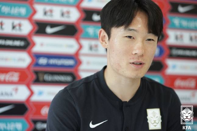 엄원상이 12일 화상으로 진행된 기자회견에서 취재진의 질문에 답하고 있다. 제공 | 대한축구협회