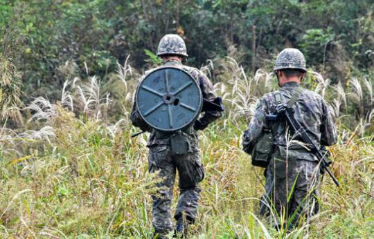 방차통을 매고 훈련 중인 군인(왼쪽)의 모습. 육군 공식 블로그 아미누리 캡처. ※해당 사진은 기사 내용과 무관
