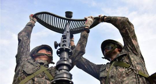 RLI 안테나를 설치 중인 군인들. 육군 공식 블로그 아미누리 캡처. ※해당 사진은 기사 내용과 무관