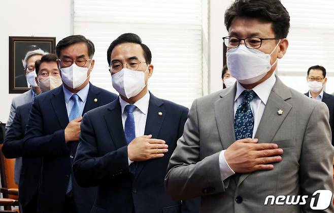 박홍근 더불어민주당 대표 직무대행 겸 원내대표 등 참석자들이 10일 오전 서울 여의도 국회에서 열린 초과세수 진상규명과 재정 개혁 추진단 TF 1차 회의에서 발언하고 있다. (공동취재) 2022.6.10/뉴스1 © News1 이재명 기자