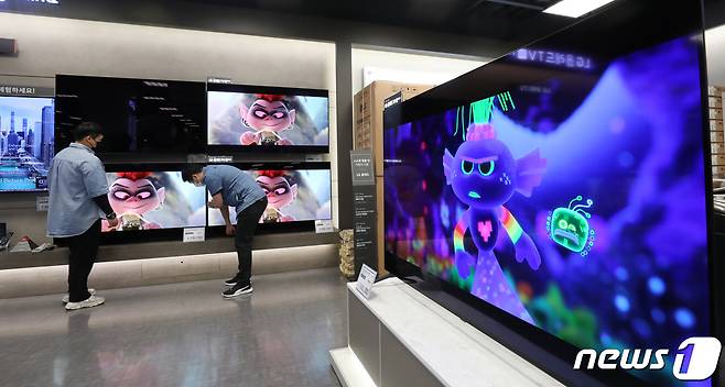 서울의 한 대형마트에 TV가 진열되어 있다.(사진은 기사 내용과 관련이 없음) 2021.9.23/뉴스1 © News1 박지혜 기자
