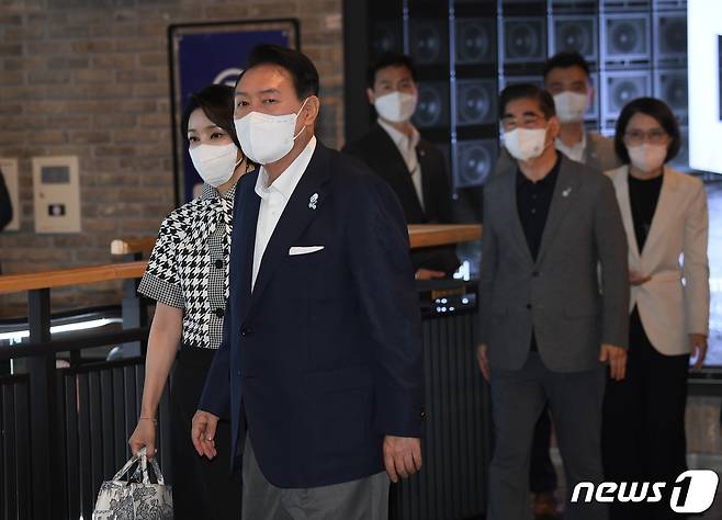 윤석열 대통령이 12일 오후 서울 메가박스 성수점에서 부인 김건희 여사와 제75회 칸 국제영화제 남우주연상(송강호) 수상작 영화 '브로커'를 관람한 뒤 이동하고 있다. (대통령실사진기자단) 2022.6.12/뉴스1 ⓒ News1 안은나 기자