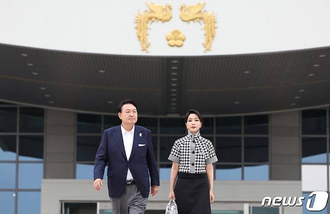 윤석열 대통령과 부인 김건희 여사가 12일 오후 용산 대통령실에서 열린 제75회 칸 국제영화제 남우주연상·감독상 수상기념 영화 관계자 초청 리셉션 및 만찬에 참석하고 있다. (대통령실 제공) 2022.6.12/뉴스1 ⓒ News1 안은나 기자