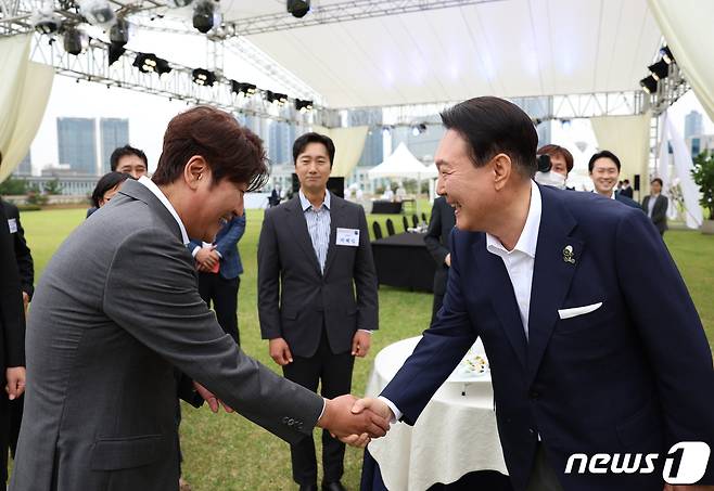 윤석열 대통령이 12일 오후 용산 대통령실에서 열린 제75회 칸 국제영화제 남우주연상·감독상 수상기념 영화 관계자 초청 리셉션 및 만찬에서 배우 송강호와 악수하고 있다. (대통령실 제공) 2022.6.12/뉴스1 ⓒ News1 안은나 기자