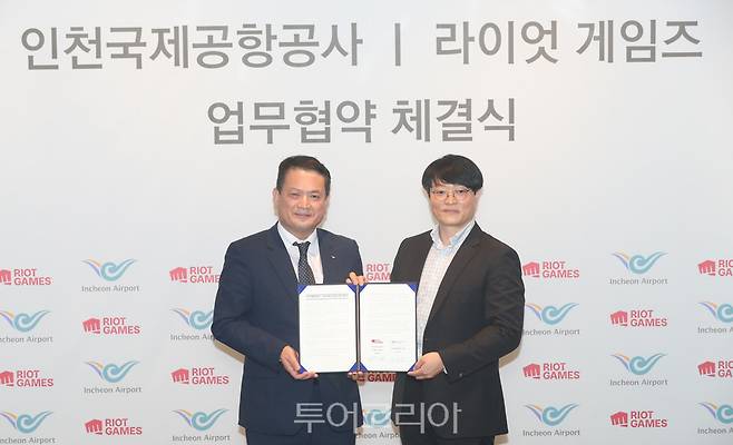 13일 오후 서울 종로구에 위치한 롤파크 경기장에서 열린 '인천공항공사-라이엇 게임즈 간 인천공항 제1여객터미널 공간개발 업무협약 체결식'에서 인천공항공사 김경욱 사장(사진 왼쪽)이 업무협약 체결 후 라이엇 게임즈 코리아 조혁진 대표와 기념촬영을 하고 있다.
