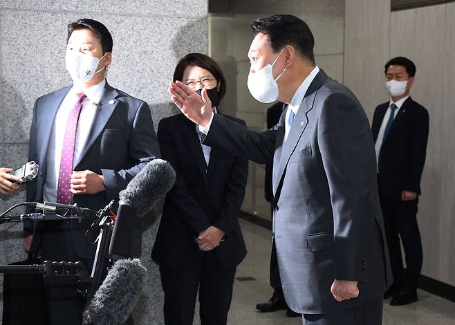 취임 한 달을 맞은 윤석열 대통령이 10일 오전 용산 대통령실 청사로 출근하며 취재진의 질문에 답하고 있다. /연합뉴스