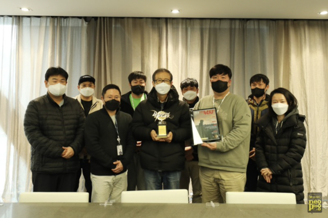 지난해 12월 28일 넥슨 산하 네오플에서 백영진(가운데)씨의 정년퇴직 기념식이 열렸다. 네오플 블로그