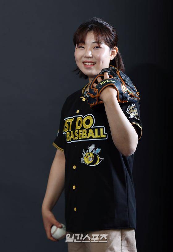 한국 여자야구의 에이스 김라경이 일간스포츠와의 인터뷰에 앞서 포즈를 취하고 있다. 김민규 기자 kim.mingyu@joongang.co.kr