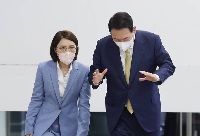 윤석열 대통령이 13일 서울 용산 대통령실 청사로 출근하며 강인선 대변인과 대화하고 있다. /사진=뉴시스(대통령실통신사진기자단)