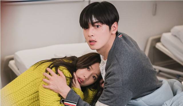 지난해 국내에서 방영된 배우 문가영, 차은우 주연의 드라마 ‘여신강림’ 한 장면. [tvN 홈페이지]