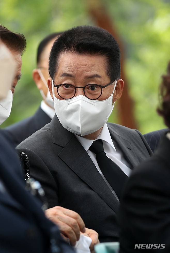 [서울=뉴시스] 김선웅 기자 = 박지원 전 국가정보원장이 지난 10일 서울 동작구 국립서울현충원에서 열린 故 김대중 전 대통령 영부인 故 이희호 여사 3주기 추도식에 참석해 자리하고 있다. 2022.06.10. mangusta@newsis.com