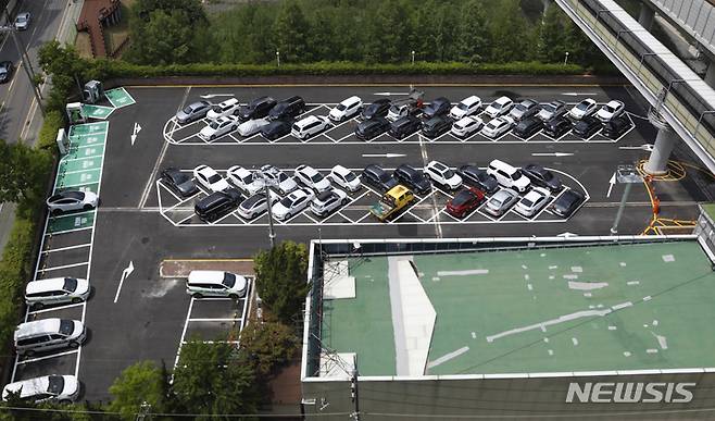 [서울=뉴시스] 고승민 기자 = 13일 서울 송파구 신천유수지 공영주차장에 'ㅅ(시옷)' 자형 주차장(사선 주차장) 54면이 마련돼 있다. 서울시에 따르면 시옷 주차장은 구획선을 45도 기울인 사선 형태로 주차시 회전반경과 사각지대를 감소시킬 수 있으며 안전사고 발생 위험도 적다. 시는 신천유수지 공영주차장 이용자를 대상으로 만족도를 조사한 뒤 다른 공영주차장으로 확대 적용하는 방안을 검토할 계획이다. 2022.06.13. kkssmm99@newsis.com