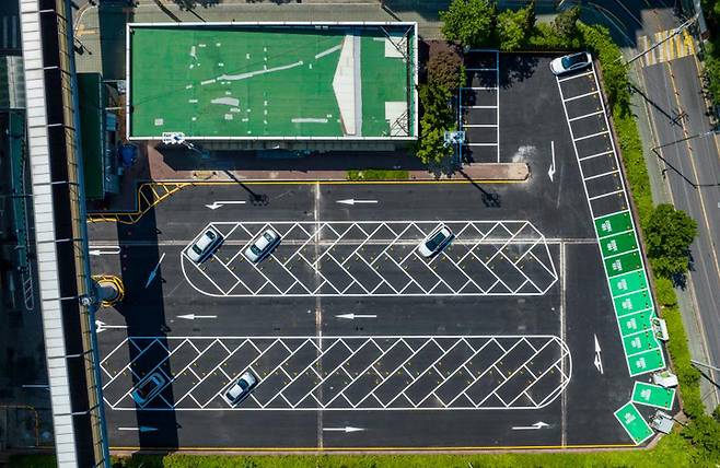 [서울=뉴시스] 서울 송파구 신천유수지 공영주차장에 'ㅅ(시옷)' 자형 주차장(사선 주차장) 54면이 마련돼 있다. (사진=서울시 제공) 2022.06.13. photo@newsis.com *재판매 및 DB 금지