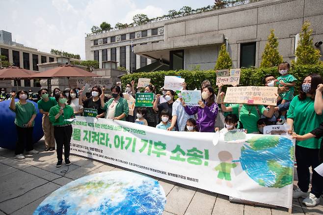 13일 '아기 기후소송' 헌법소원심판 청구인들이 서울 종로구 헌법재판소 앞에서 기자회견을 하고 있다. 아기기후소송단 제공